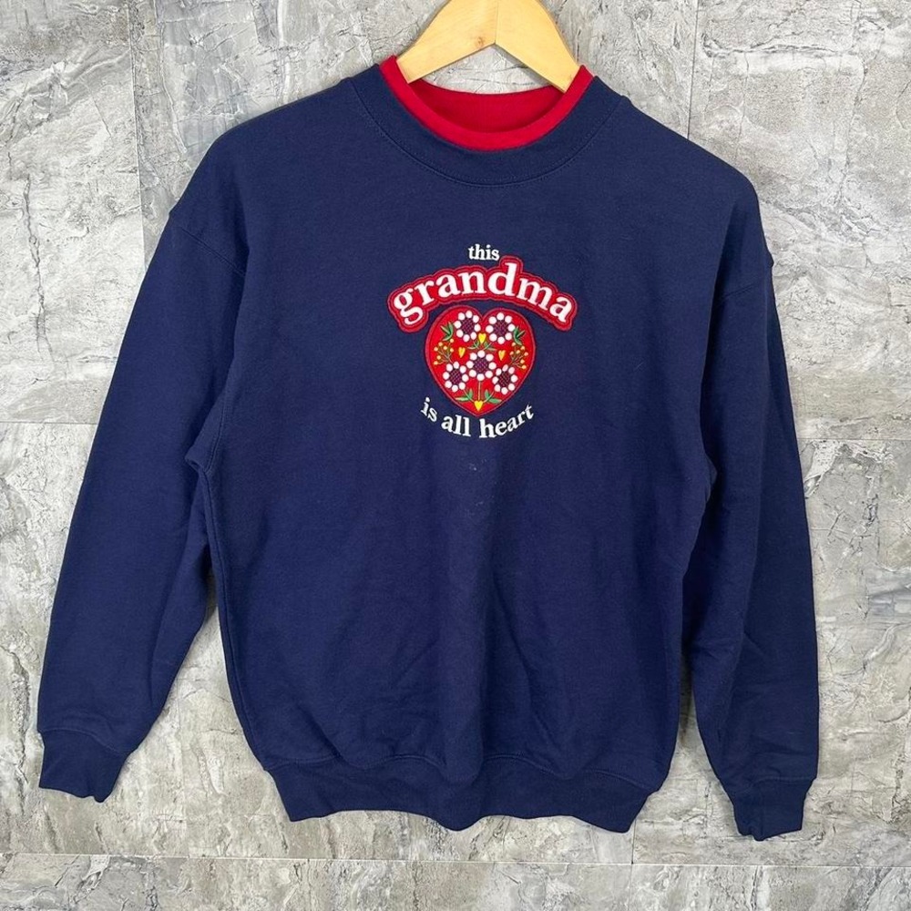 This Grandma Is All Heart" sweatshirt‎ Embroidered Size M Woman Navy and red